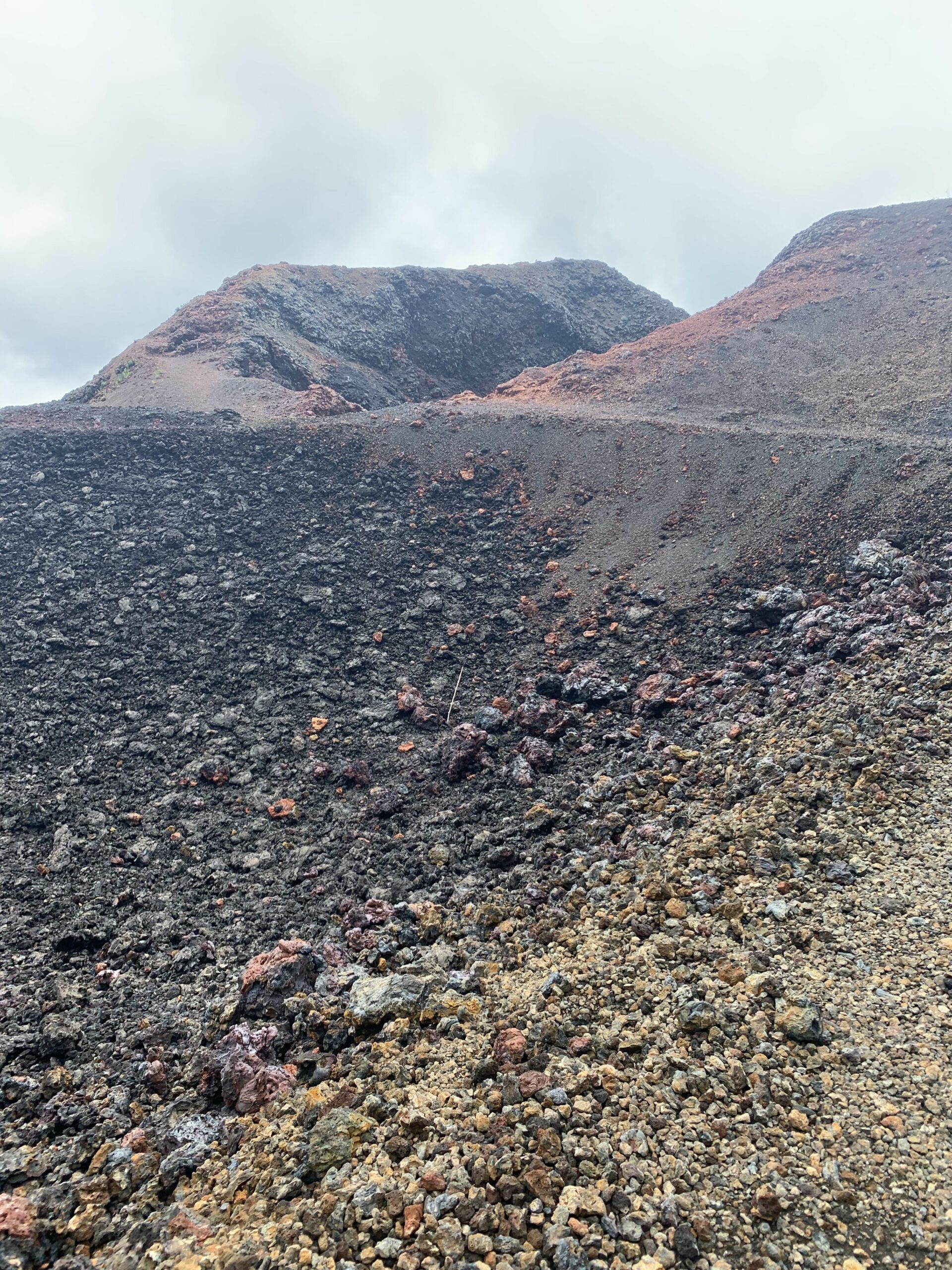 Mineralsteine im Siera Negra Vulkan auf Galapagos