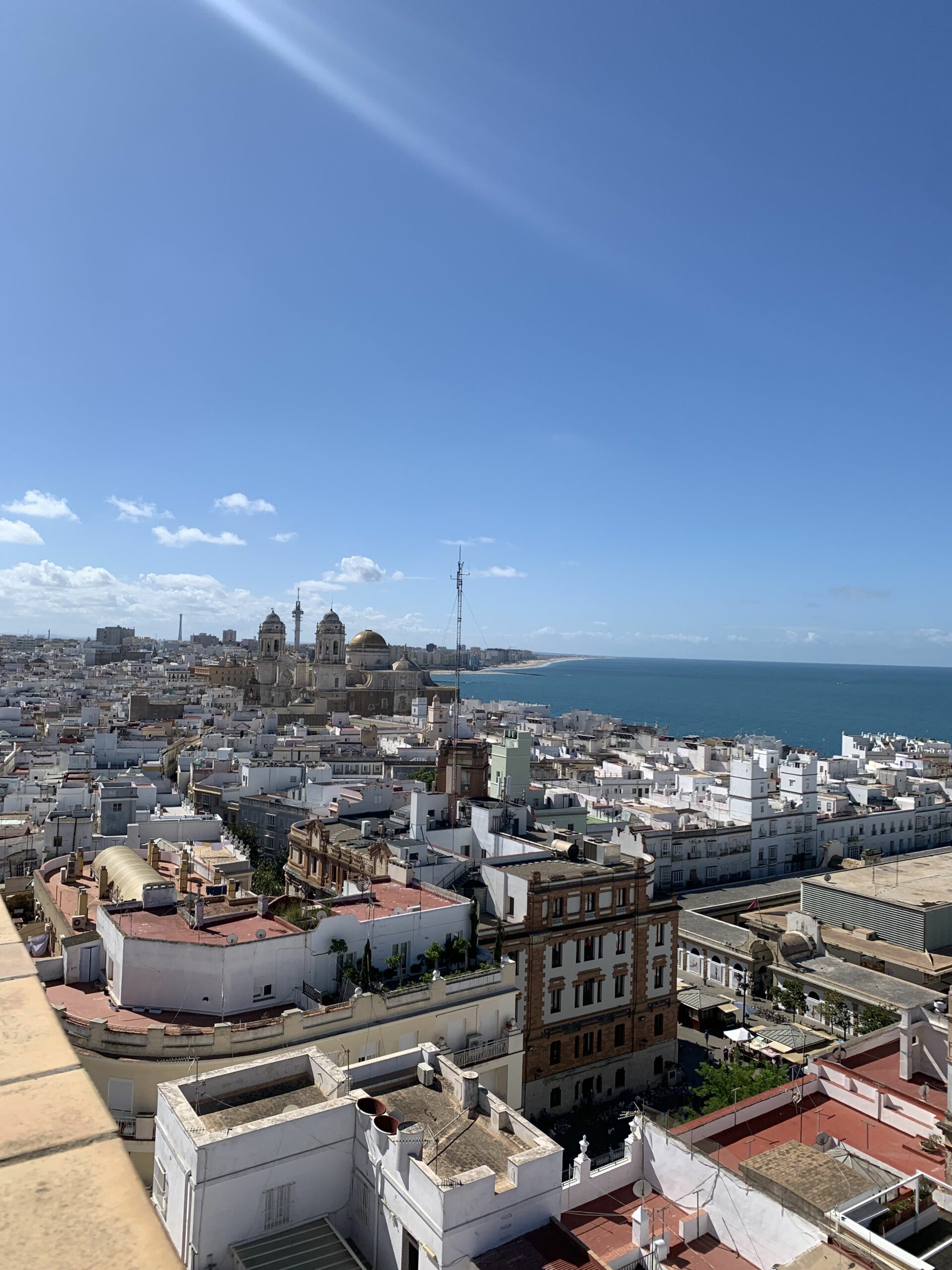 Aussicht über Cádiz mit Blick auf Kathedrale und Meer